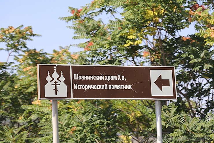 Travelnews.lv apmeklē darbojošu 10. gadsimta kristiešu Šoanina dievnamu osetīņu ciemā. Atbalsta: Magtur 266966