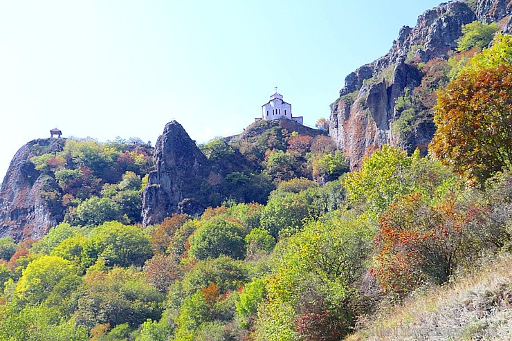 Travelnews.lv apmeklē darbojošu 10. gadsimta kristiešu Šoanina dievnamu osetīņu ciemā. Atbalsta: Magtur 266967