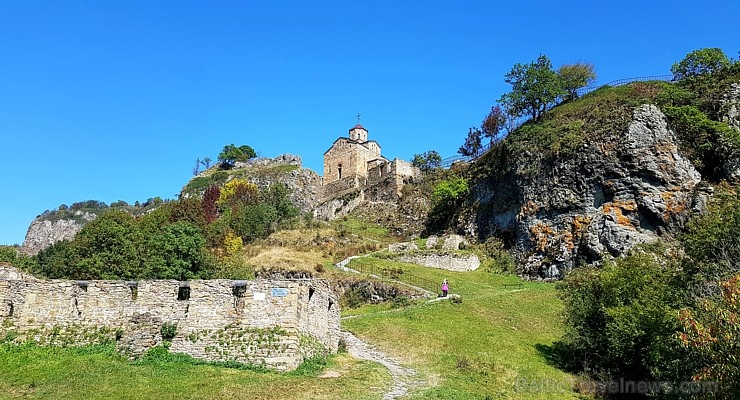 Travelnews.lv apmeklē darbojošu 10. gadsimta kristiešu Šoanina dievnamu osetīņu ciemā. Atbalsta: Magtur 266969
