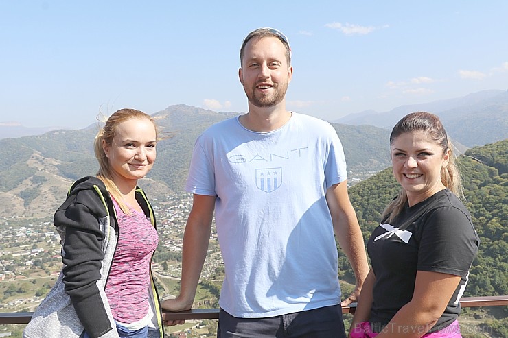 Travelnews.lv apmeklē darbojošu 10. gadsimta kristiešu Šoanina dievnamu osetīņu ciemā. Atbalsta: Magtur 266989
