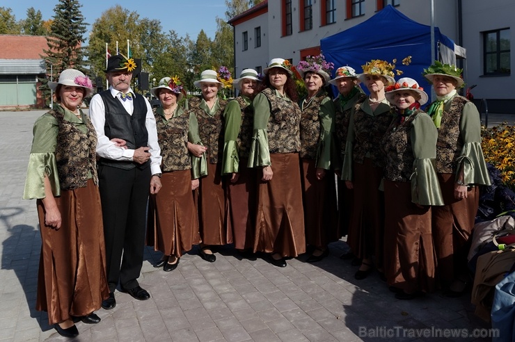 Preiļos norisinājās Svētku laukuma iedancošanas pasākums - deju maratons ar dažādu deju stilu priekšnesumiem Preiļos norisinājās Svētku laukuma iedancošanas pasākums - deju maratons ar dažādu deju stilu priekšnesumiem 267068