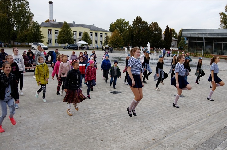 Preiļos norisinājās Svētku laukuma iedancošanas pasākums - deju maratons ar dažādu deju stilu priekšnesumiem Preiļos norisinājās Svētku laukuma iedancošanas pasākums - deju maratons ar dažādu deju stilu priekšnesumiem 267079