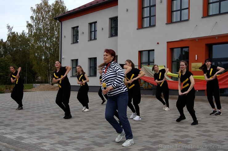 Preiļos norisinājās Svētku laukuma iedancošanas pasākums - deju maratons ar dažādu deju stilu priekšnesumiem Preiļos norisinājās Svētku laukuma iedancošanas pasākums - deju maratons ar dažādu deju stilu priekšnesumiem 267080