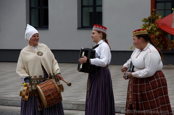 Preiļos norisinājās Svētku laukuma iedancošanas pasākums - deju maratons ar dažādu deju stilu priekšnesumiem Preiļos norisinājās Svētku laukuma iedancošanas pasākums - deju maratons ar dažādu deju stilu priekšnesumiem 267085