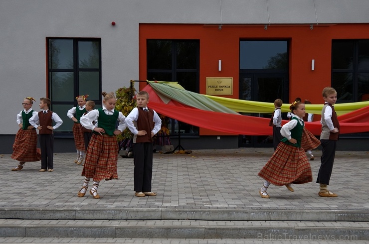 Preiļos norisinājās Svētku laukuma iedancošanas pasākums - deju maratons ar dažādu deju stilu priekšnesumiem Preiļos norisinājās Svētku laukuma iedancošanas pasākums - deju maratons ar dažādu deju stilu priekšnesumiem 267088