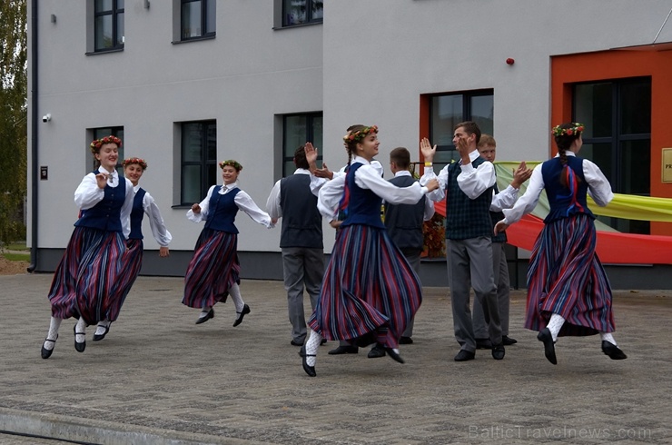 Preiļos norisinājās Svētku laukuma iedancošanas pasākums - deju maratons ar dažādu deju stilu priekšnesumiem Preiļos norisinājās Svētku laukuma iedancošanas pasākums - deju maratons ar dažādu deju stilu priekšnesumiem 267093