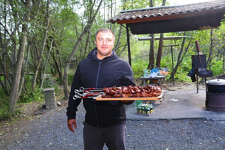 Karačaja-Čerkesijas republikā ēdienā tiek akcentēts garšīgs šašliks, bet augļus un dārzeņus ieved galvenokārt no citurienes. Atbalsta: Magtur 267101