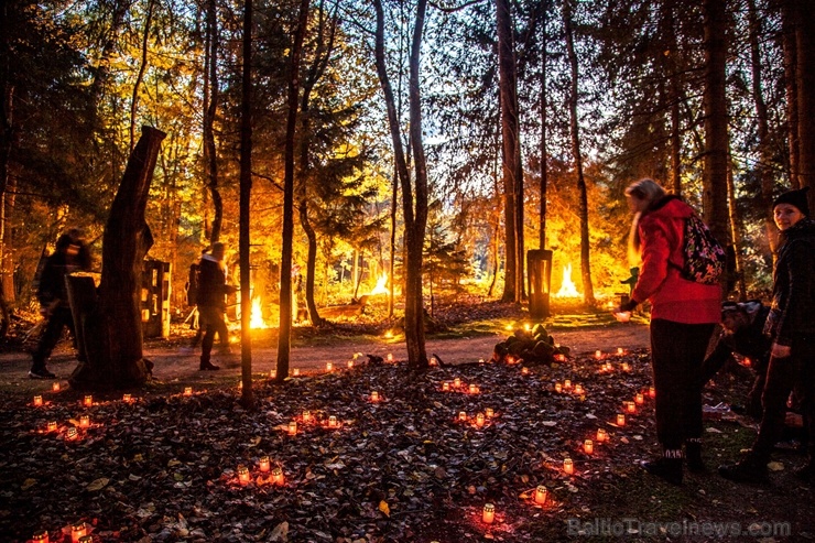 Vienkoču parkā norisinājās Uguns Nakts, kura mērķis ir vienu īso rudens dienu padarīt ilgāk gaišu, dot iespēju uzlādēt sevi ar sveču gaismu un siltumu 267652