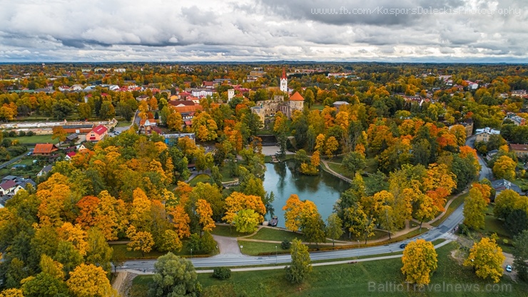 Cēsu pilsēta un Kaķukrogs krāšņi mirdz rudens nokrāsās 267734