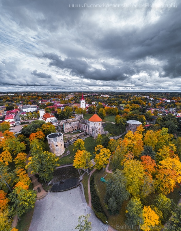 Cēsu pilsēta un Kaķukrogs krāšņi mirdz rudens nokrāsās 267736