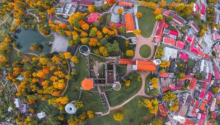Cēsu pilsēta un Kaķukrogs krāšņi mirdz rudens nokrāsās 267738