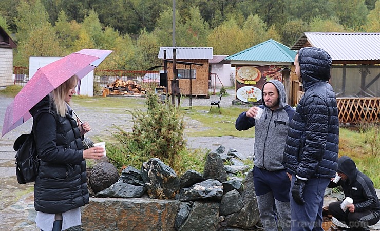 Travelnews.lv izbauda minerālūdeni «Narzan» tā dabisko apstākļos Elbrusa piekājē. Atbalsta: Magtur Travelnews.lv izbauda minerālūdeni «Narzan» tā dabisko apstākļos Elbrusa piekājē. Atbalsta: Magtur 268081
