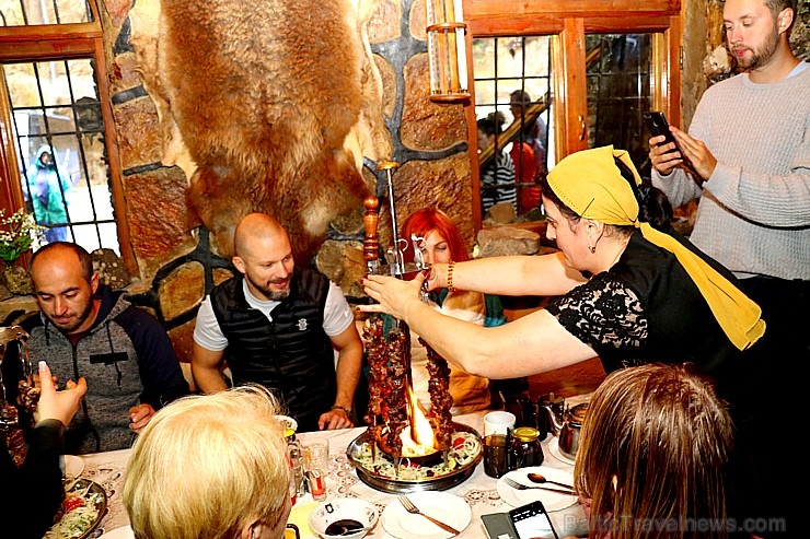 Travelnews.lv izbauda ugunīgu šašliku kafejnīcā  «U Kurmaha» pie Čegema ūdenskritumiem. Atbalsta: Magtur 268122