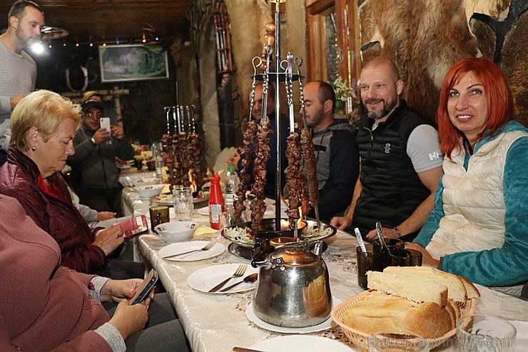 Travelnews.lv izbauda ugunīgu šašliku kafejnīcā  «U Kurmaha» pie Čegema ūdenskritumiem. Atbalsta: Magtur 268125