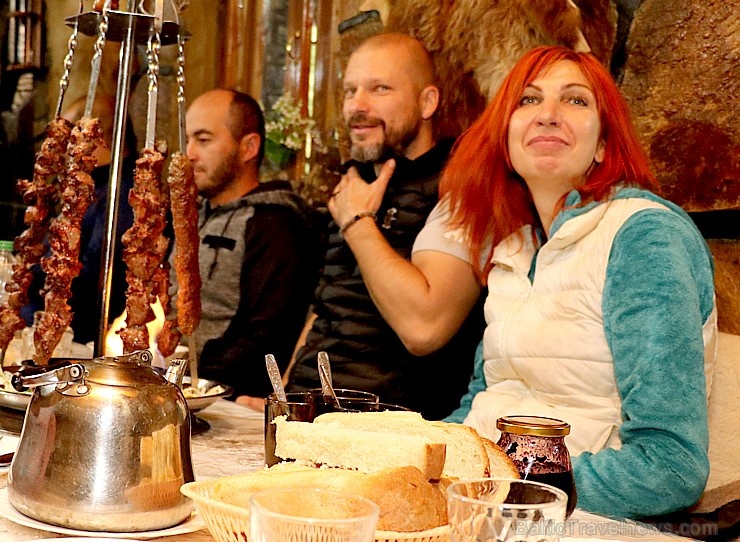 Travelnews.lv izbauda ugunīgu šašliku kafejnīcā  «U Kurmaha» pie Čegema ūdenskritumiem. Atbalsta: Magtur 268133