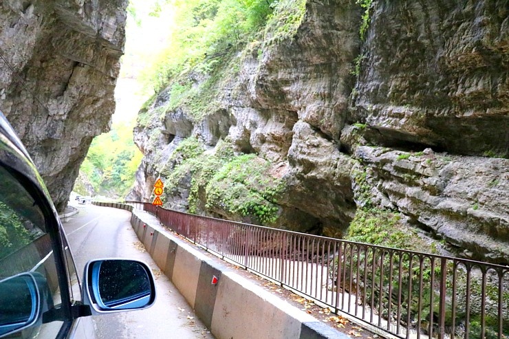 Travelnews.lv apmeklē tūristu iecienīto Čegemas ūdenskritumus Kabarda-Balkārija republikā. Atbalsta: Magtur Travelnews.lv apmeklē tūristu iecienīto Čegemas ūdenskritumus Kabarda-Balkārija republikā. Atbalsta: Magtur 268156