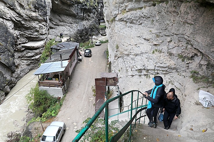 Travelnews.lv apmeklē tūristu iecienīto Čegemas ūdenskritumus Kabarda-Balkārija republikā. Atbalsta: Magtur Travelnews.lv apmeklē tūristu iecienīto Čegemas ūdenskritumus Kabarda-Balkārija republikā. Atbalsta: Magtur 268180