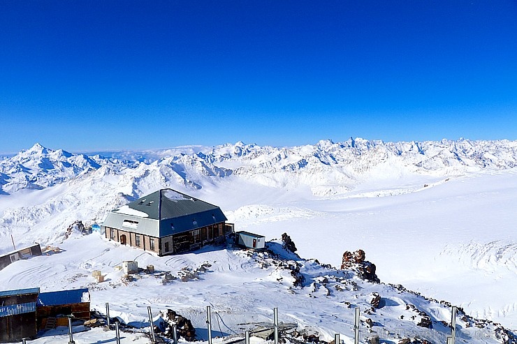 Travelnews.lv ar gaisa trošu vagoniņu uzbrauc sniegotajā Elbrusā līdz 3847 metriem. Atbalsta: Magtur Travelnews.lv ar gaisa trošu vagoniņu uzbrauc sniegotajā Elbrusā līdz 3847 metriem. Atbalsta: Magtur 268335
