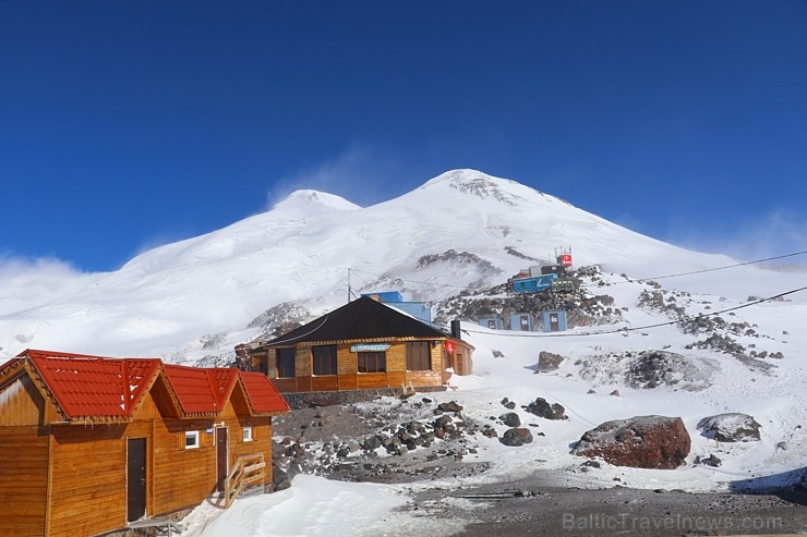 Travelnews.lv ar gaisa trošu vagoniņu uzbrauc sniegotajā Elbrusā līdz 3847 metriem. Atbalsta: Magtur Travelnews.lv ar gaisa trošu vagoniņu uzbrauc sniegotajā Elbrusā līdz 3847 metriem. Atbalsta: Magtur 268355
