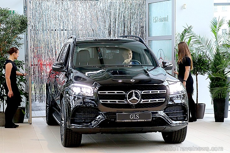 «Domenikss» medijiem prezentē jaunās paaudzes «Mercedes Benz GLS» apvidus automobili 269121