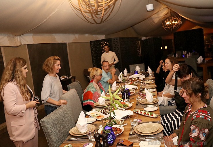 Travelnews.lv izbauda 5 zvaigžņu viesnīcas «Kingfisher Lodge» vakariņas un brokastis. Atbalsta: VisitSharjah.com un Novatours.lv Travelnews.lv izbauda 5 zvaigžņu viesnīcas «Kingfisher Lodge» vakariņas un brokastis. Atbalsta: VisitSharjah.com un Novatours.lv 270070