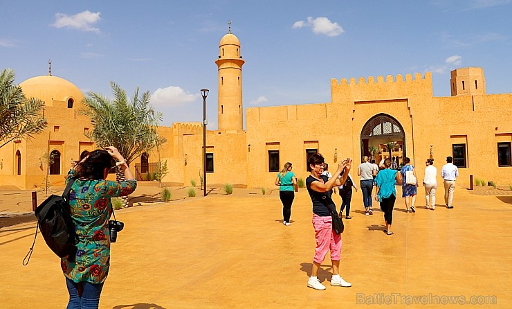 Tuksnesī apmeklējam un pusdienojam Šārdžas emirātu viesnīcā «Al Badayer Oasis», kas pieder emirāta īpašo naktsmītņu kolekcijai «Mysk Sharjah Collecti Tuksnesī apmeklējam un pusdienojam Šārdžas emirātu viesnīcā «Al Badayer Oasis», kas pieder emirāta īpašo naktsmītņu kolekcijai «Mysk Sharjah Collecti 270348