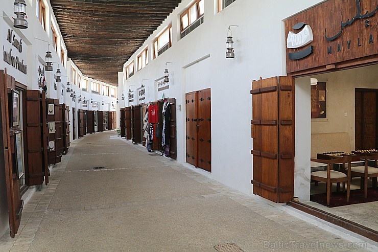 Travelnews.lv apmeklē Šārdžas moderno tirgu - suvenīri, antikvariāti, dekorācijas, mantas. Atbalsta: VisitSharjah.com un Novatours.lv Travelnews.lv apmeklē Šārdžas moderno tirgu - suvenīri, antikvariāti, dekorācijas, mantas. Atbalsta: VisitSharjah.com un Novatours.lv 272081