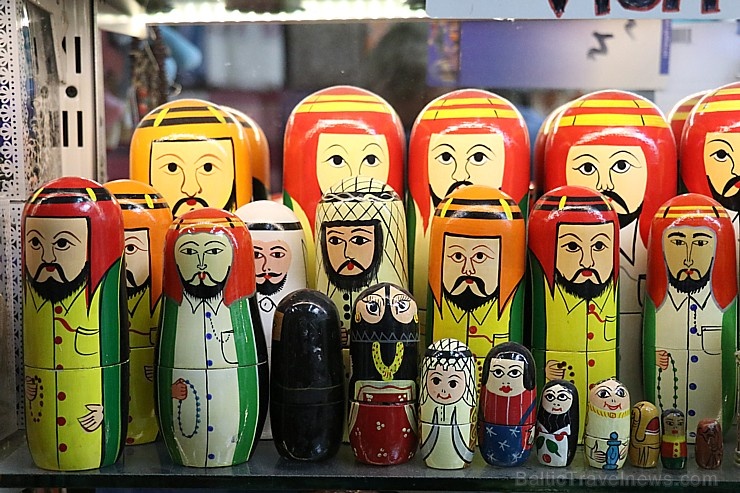 Travelnews.lv apmeklē Šārdžas moderno tirgu - suvenīri, antikvariāti, dekorācijas, mantas. Atbalsta: VisitSharjah.com un Novatours.lv Travelnews.lv apmeklē Šārdžas moderno tirgu - suvenīri, antikvariāti, dekorācijas, mantas. Atbalsta: VisitSharjah.com un Novatours.lv 272088