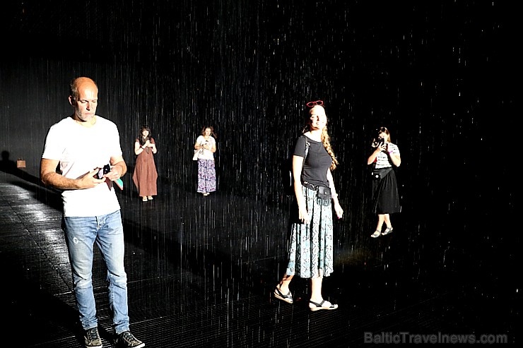 Travelnews.lv izbauda vienreizēju «Sharjah Rain Room» lietus burvību. Atbalsta: VisitSharjah.com un Novatours.lv Travelnews.lv izbauda vienreizēju «Sharjah Rain Room» lietus burvību. Atbalsta: VisitSharjah.com un Novatours.lv 272120