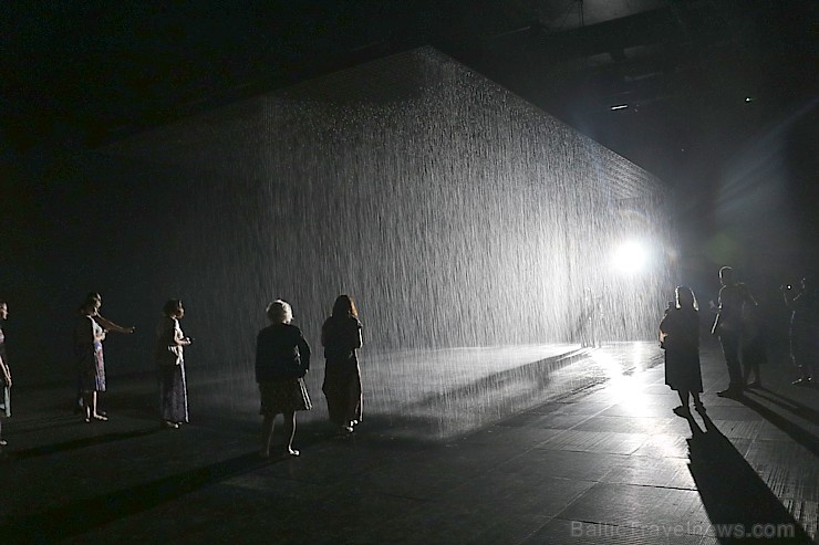 Travelnews.lv izbauda vienreizēju «Sharjah Rain Room» lietus burvību. Atbalsta: VisitSharjah.com un Novatours.lv Travelnews.lv izbauda vienreizēju «Sharjah Rain Room» lietus burvību. Atbalsta: VisitSharjah.com un Novatours.lv 272123