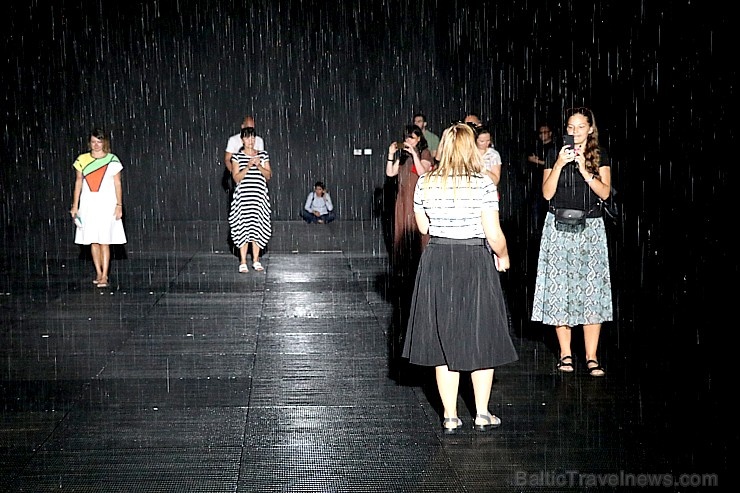 Travelnews.lv izbauda vienreizēju «Sharjah Rain Room» lietus burvību. Atbalsta: VisitSharjah.com un Novatours.lv Travelnews.lv izbauda vienreizēju «Sharjah Rain Room» lietus burvību. Atbalsta: VisitSharjah.com un Novatours.lv 272130