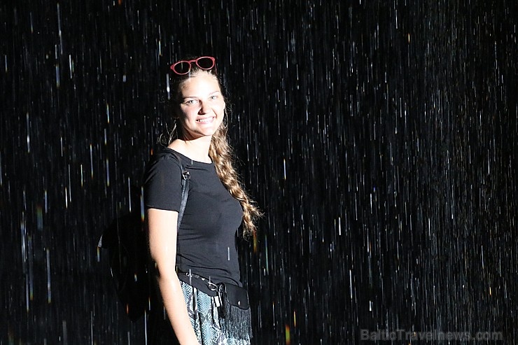Travelnews.lv izbauda vienreizēju «Sharjah Rain Room» lietus burvību. Atbalsta: VisitSharjah.com un Novatours.lv Travelnews.lv izbauda vienreizēju «Sharjah Rain Room» lietus burvību. Atbalsta: VisitSharjah.com un Novatours.lv 272135