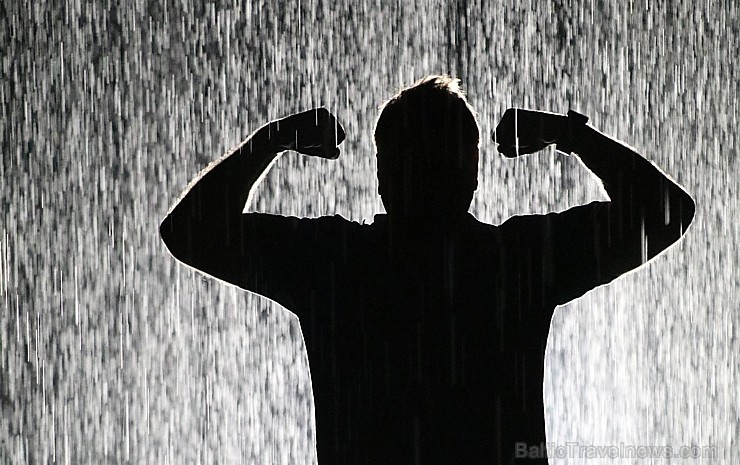 Travelnews.lv izbauda vienreizēju «Sharjah Rain Room» lietus burvību. Atbalsta: VisitSharjah.com un Novatours.lv Travelnews.lv izbauda vienreizēju «Sharjah Rain Room» lietus burvību. Atbalsta: VisitSharjah.com un Novatours.lv 272137