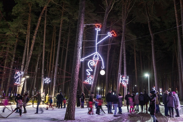 Jau trešo gadu Jūrmalā, Dzintaru mežaparkā, iemirdzējušās gaismas skulptūras un dekori, veidoti no tūkstošiem LED lampiņu virtenēm Jau trešo gadu Jūrmalā, Dzintaru mežaparkā, iemirdzējušās gaismas skulptūras un dekori, veidoti no tūkstošiem LED lampiņu virtenēm 272644
