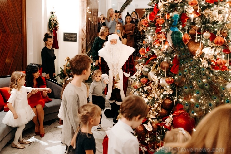 Viesnīca Grand Hotel Kempinski turpinot tradīciju pulcē rīdziniekus uz svinīgo Ziemassvētku egles iedegšanas ceremoniju Viesnīca Grand Hotel Kempinski turpinot tradīciju pulcē rīdziniekus uz svinīgo Ziemassvētku egles iedegšanas ceremoniju 272832