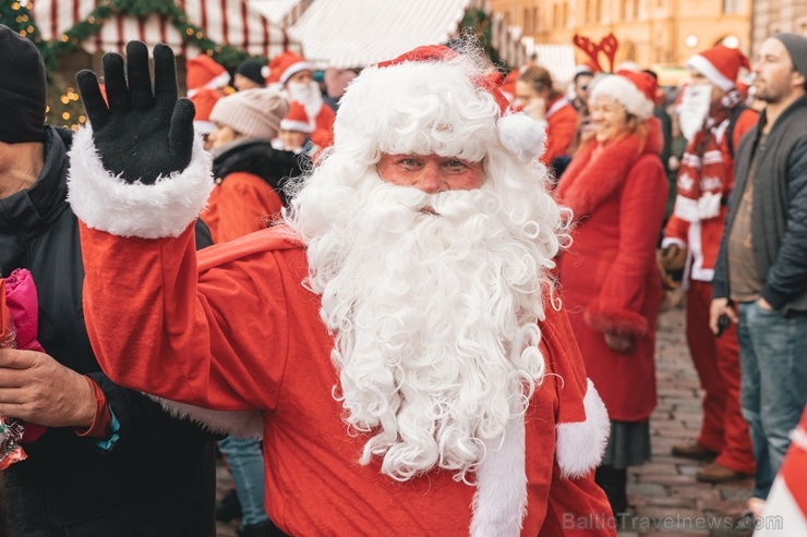 Ziemassvētku vecīšu labdarības skrējiens ir pozitīvām emocijām piepildīts pasākums, kurā ik gadu piedalās simtiem jautru dalībnieku ar mērķi palīdzēt Ziemassvētku vecīšu labdarības skrējiens ir pozitīvām emocijām piepildīts pasākums, kurā ik gadu piedalās simtiem jautru dalībnieku ar mērķi palīdzēt 273083