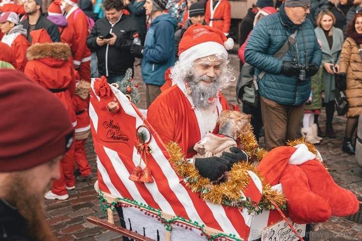 Ziemassvētku vecīšu labdarības skrējiens ir pozitīvām emocijām piepildīts pasākums, kurā ik gadu piedalās simtiem jautru dalībnieku ar mērķi palīdzēt Ziemassvētku vecīšu labdarības skrējiens ir pozitīvām emocijām piepildīts pasākums, kurā ik gadu piedalās simtiem jautru dalībnieku ar mērķi palīdzēt 273087