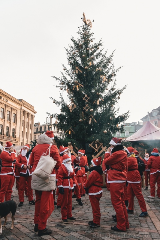 Ziemassvētku vecīšu labdarības skrējiens ir pozitīvām emocijām piepildīts pasākums, kurā ik gadu piedalās simtiem jautru dalībnieku ar mērķi palīdzēt Ziemassvētku vecīšu labdarības skrējiens ir pozitīvām emocijām piepildīts pasākums, kurā ik gadu piedalās simtiem jautru dalībnieku ar mērķi palīdzēt 273093