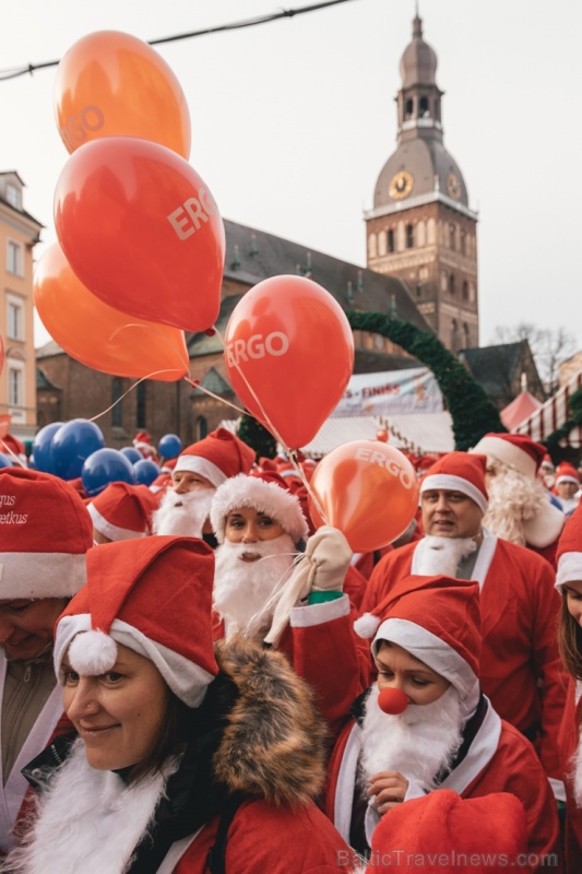 Ziemassvētku vecīšu labdarības skrējiens ir pozitīvām emocijām piepildīts pasākums, kurā ik gadu piedalās simtiem jautru dalībnieku ar mērķi palīdzēt Ziemassvētku vecīšu labdarības skrējiens ir pozitīvām emocijām piepildīts pasākums, kurā ik gadu piedalās simtiem jautru dalībnieku ar mērķi palīdzēt 273105