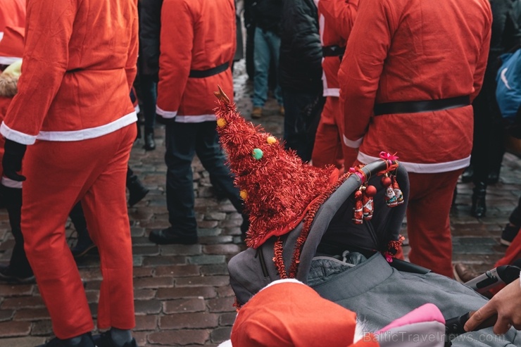 Ziemassvētku vecīšu labdarības skrējiens ir pozitīvām emocijām piepildīts pasākums, kurā ik gadu piedalās simtiem jautru dalībnieku ar mērķi palīdzēt Ziemassvētku vecīšu labdarības skrējiens ir pozitīvām emocijām piepildīts pasākums, kurā ik gadu piedalās simtiem jautru dalībnieku ar mērķi palīdzēt 273106