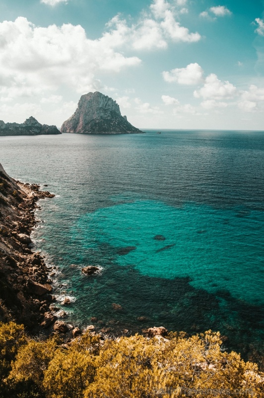 Ētera personība Armands Simsons devās uz saulaino Spānijai piederošo Baleāru salu arhipelāgu, kur vienā no trīs klinšainajām salām – Ivisā (Ibiza) tes Ētera personība Armands Simsons devās uz saulaino Spānijai piederošo Baleāru salu arhipelāgu, kur vienā no trīs klinšainajām salām – Ivisā (Ibiza) tes 273110