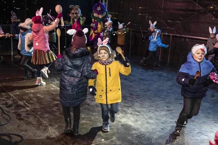 Rēzeknes Festivālu parkā pilsētas iedzīvotāji un viesi svinīgi iededz pilsētas galveno egli 273142