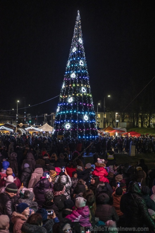 Rēzeknes Festivālu parkā pilsētas iedzīvotāji un viesi svinīgi iededz pilsētas galveno egli 273151