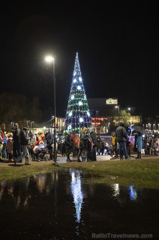 Rēzeknes Festivālu parkā pilsētas iedzīvotāji un viesi svinīgi iededz pilsētas galveno egli 273154