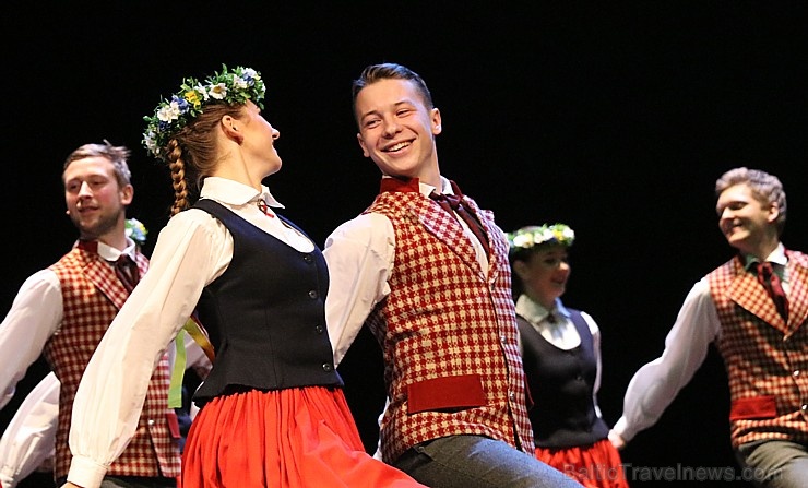 Daži fotomirkļi no bērnu un jauniešu deju studijas «Pīlādzītis» Ziemassvētku koncerta 273560