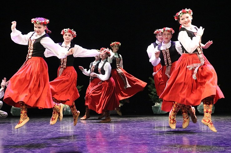 Daži fotomirkļi no bērnu un jauniešu deju studijas «Pīlādzītis» Ziemassvētku koncerta 273566