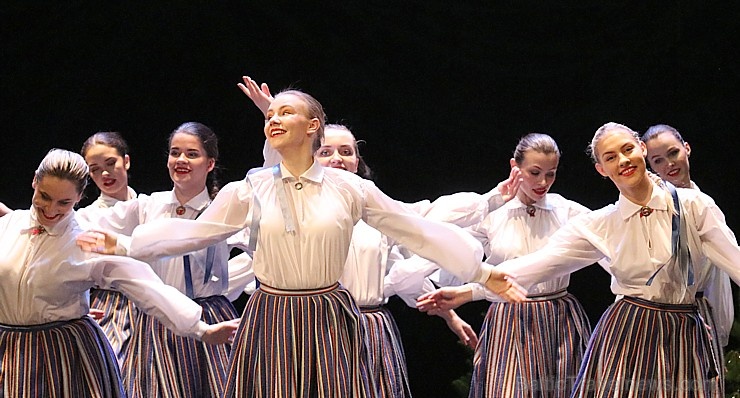 Daži fotomirkļi no bērnu un jauniešu deju studijas «Pīlādzītis» Ziemassvētku koncerta 273570