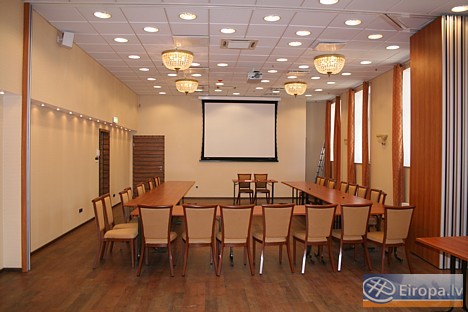 Semināru un banketu organizēšanai tiek piedāvāta konferenču zāle viesnīcas 2. stāvā. Zāle ir aprīkota ar 2 bīdāmām starpsienām un var tikt iekārtota a Semināru un banketu organizēšanai tiek piedāvāta konferenču zāle viesnīcas 2. stāvā. Zāle ir aprīkota ar 2 bīdāmām starpsienām un var tikt iekārtota a 14882