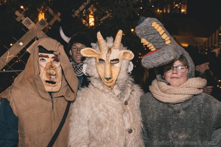 Vecrīgas Ziemassvētku tirdziņā notika ziemas saulgriežu tradīcijās ieturēts pasākums - tirdziņa apmeklētājiem muzicēja Līvānu folkloras kopas Vecrīgas Ziemassvētku tirdziņā notika ziemas saulgriežu tradīcijās ieturēts pasākums - tirdziņa apmeklētājiem muzicēja Līvānu folkloras kopas