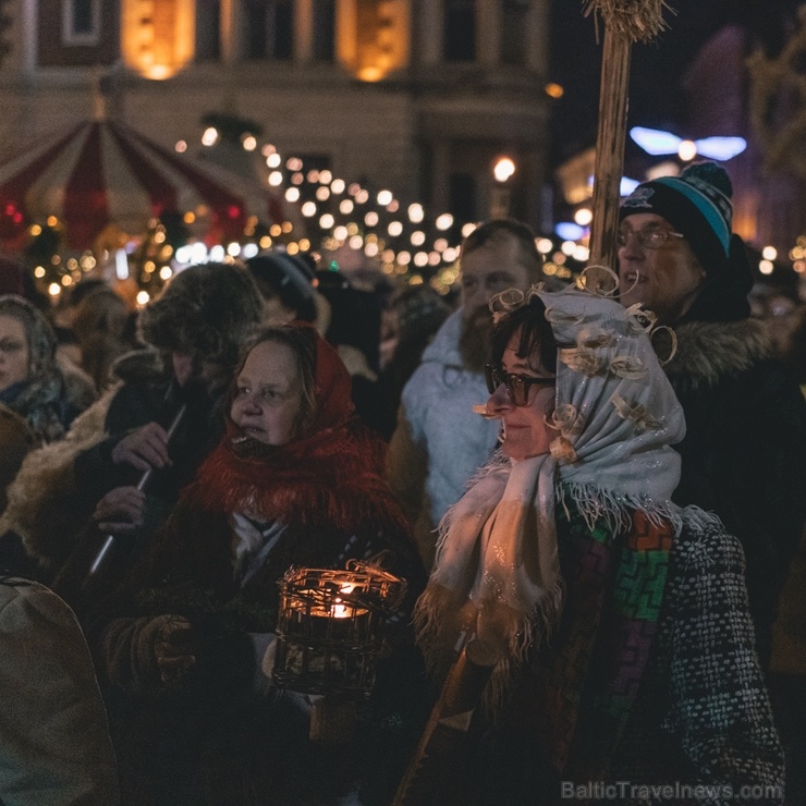 Vecrīgas Ziemassvētku tirdziņā notika ziemas saulgriežu tradīcijās ieturēts pasākums - tirdziņa apmeklētājiem muzicēja Līvānu folkloras kopas Vecrīgas Ziemassvētku tirdziņā notika ziemas saulgriežu tradīcijās ieturēts pasākums - tirdziņa apmeklētājiem muzicēja Līvānu folkloras kopas